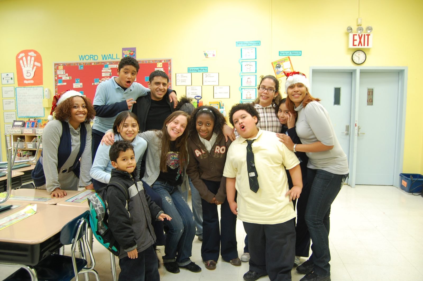 Un salón lleno de estudiantes de BOOM junto a sus mentores en un aula del Bronx.