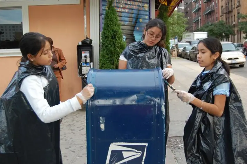 Repintando un buzón del Bronx en el día de servicio