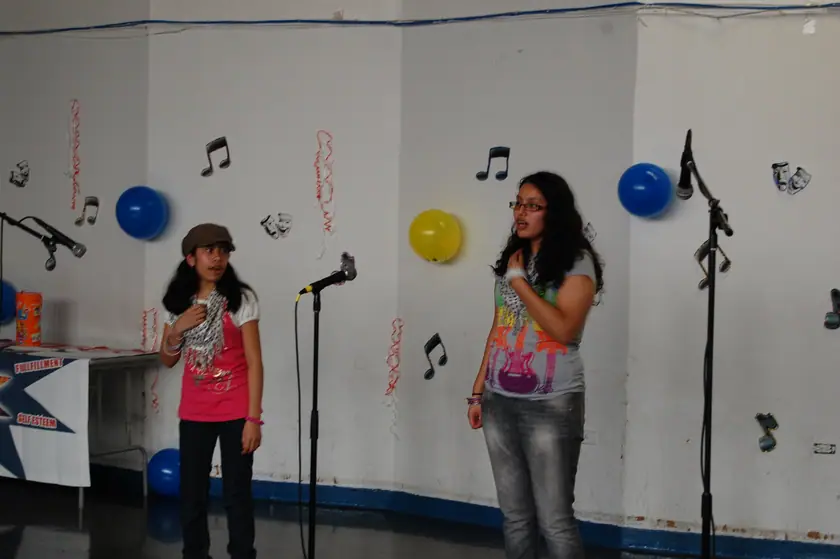Dos mentoreadas cantando en el show de talento
