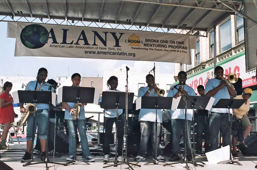 La banda juvenil toca bajo la pancarta de ALANY
