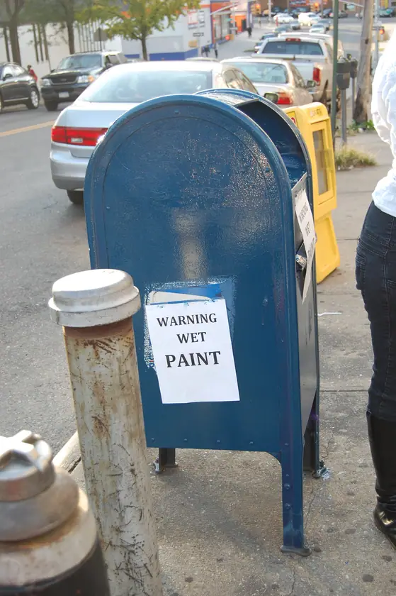 Pintura fresca, y el aviso que la acompaña