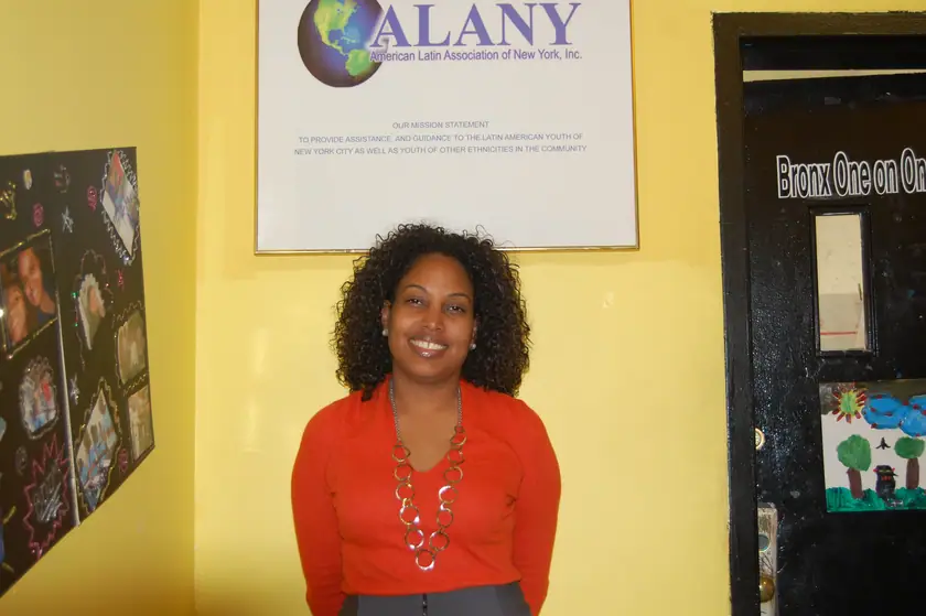 Junto a la puerta de Bronx One-on-One Mentoring