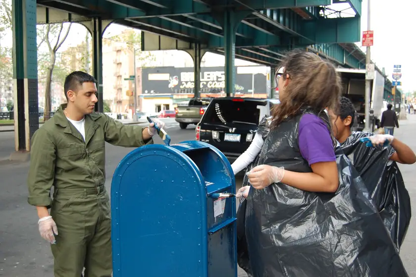 Un voluntario adulto trabaja junto a los mentoreados