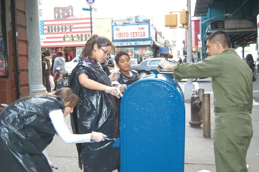 Día de servicio en una calle comercial concurrida