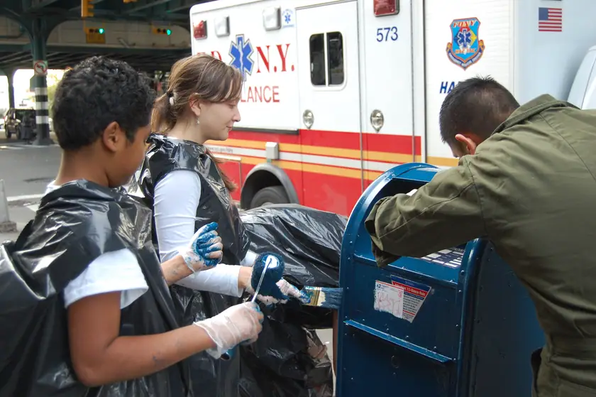 El trabajo sigue mientras pasa la ambulancia