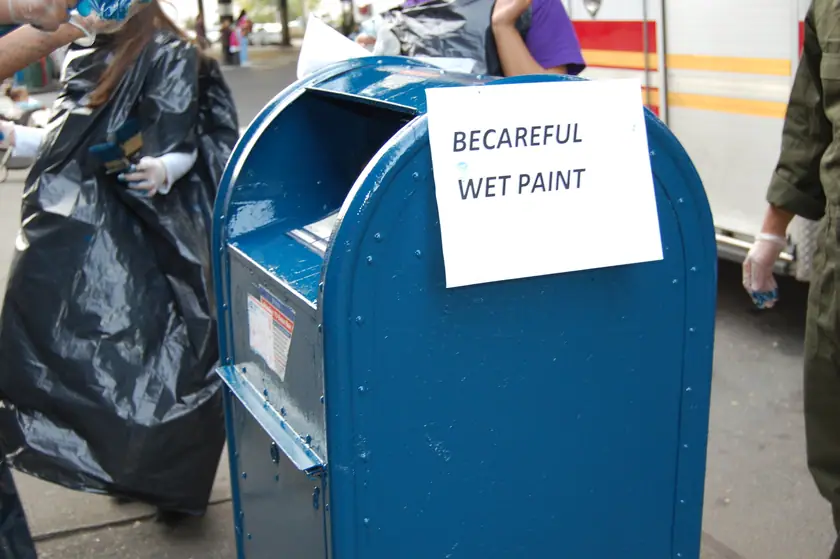 Se coloca el aviso de pintura fresca