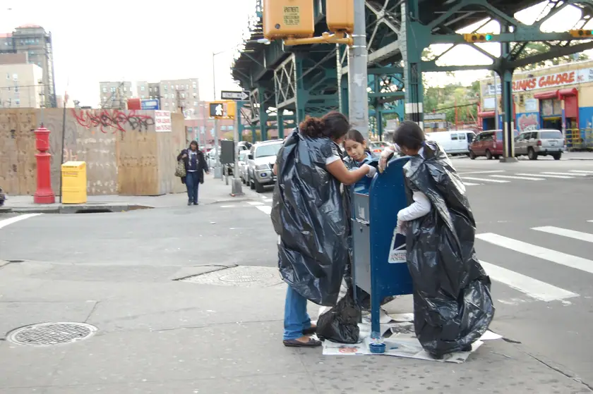 Dos voluntarias en una esquina tranquila