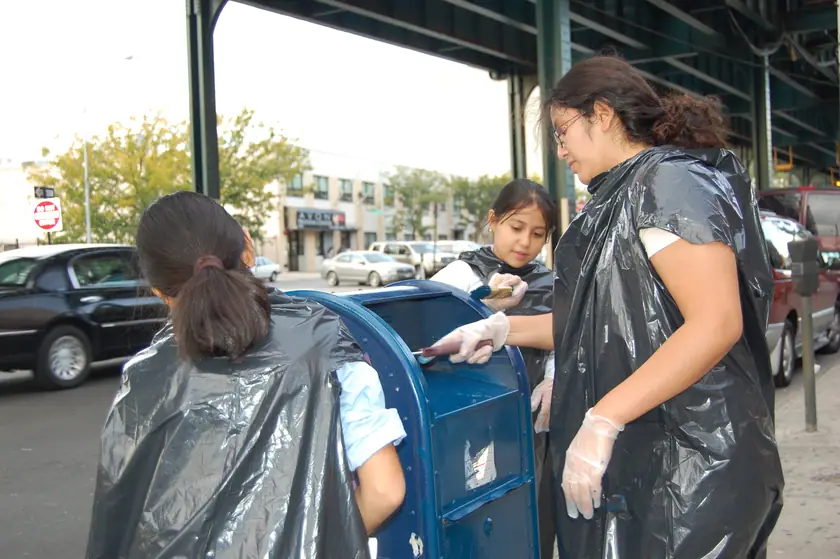 Guantes, brochas y delantales de bolsa de basura