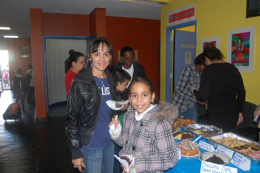 Familias en la mesa de la venta de pasteles