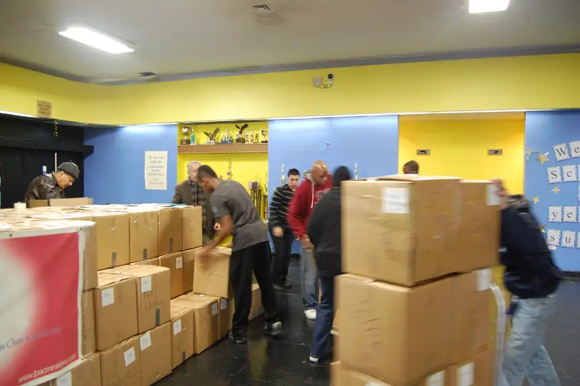 Cajas de donación apiladas en el centro