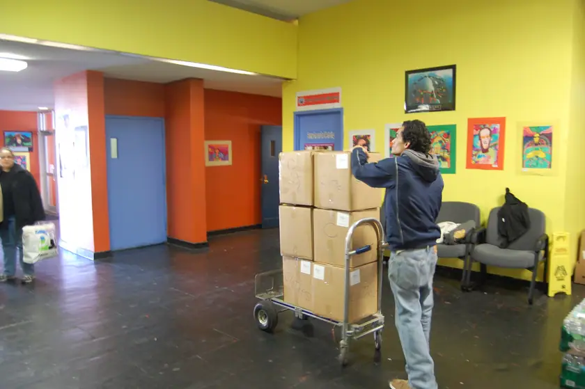 Llevando la carga por el pasillo