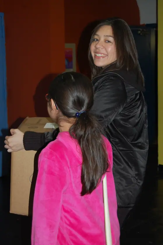 Una madre y su hija se llevan una