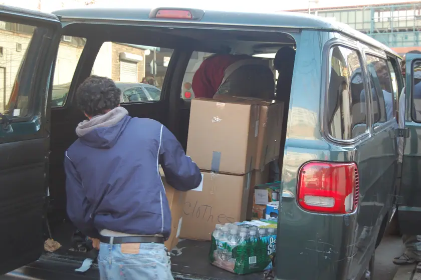 La camioneta llena de cajas y agua