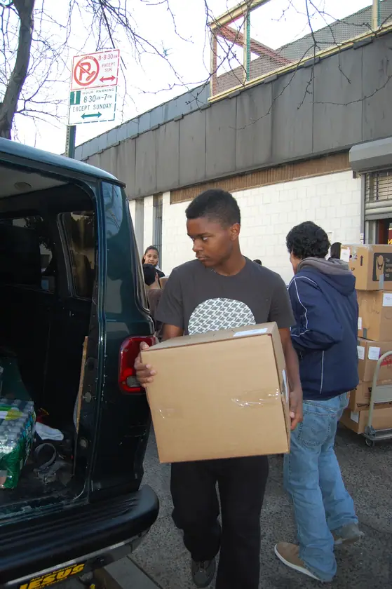 Llevando una caja desde la camioneta