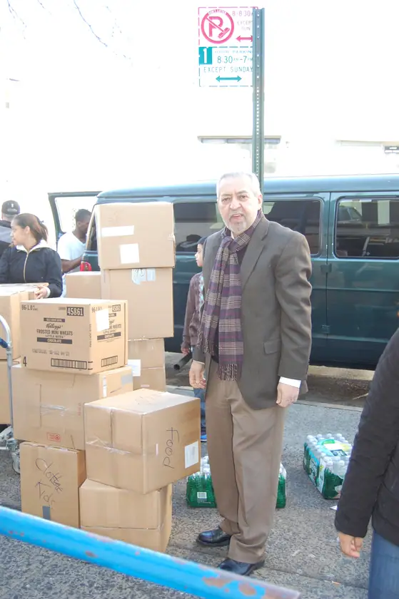 Lo último de la carga junto a la camioneta