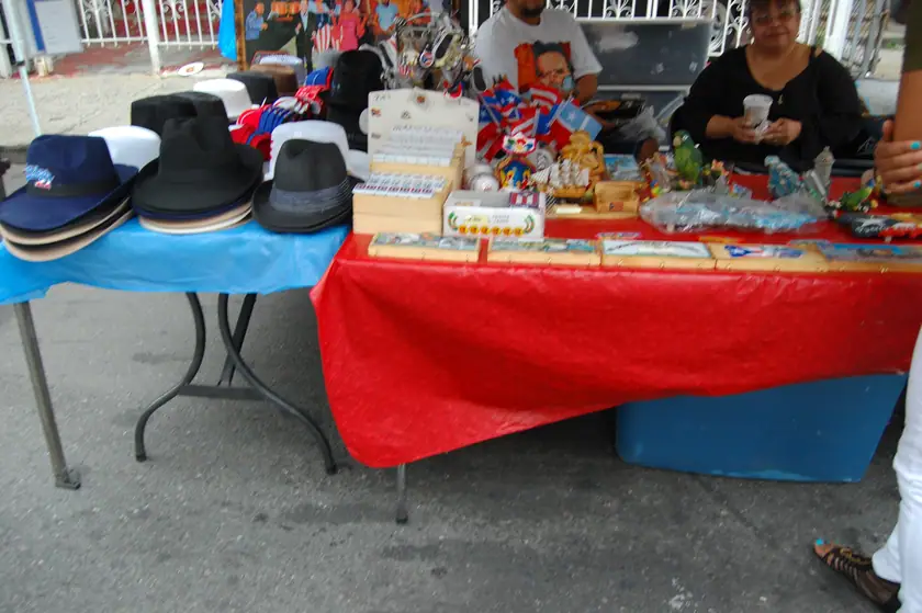 Un puesto de sombreros y artesanías en el festival