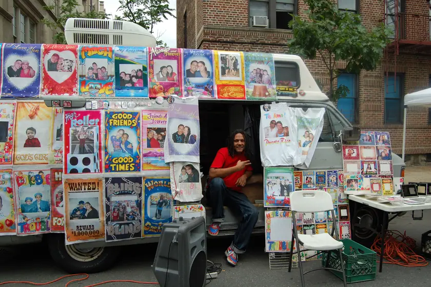 La camioneta de impresión de fotos en el festival