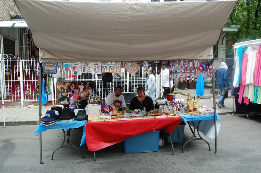 El toldo de un vendedor en la calle cerrada