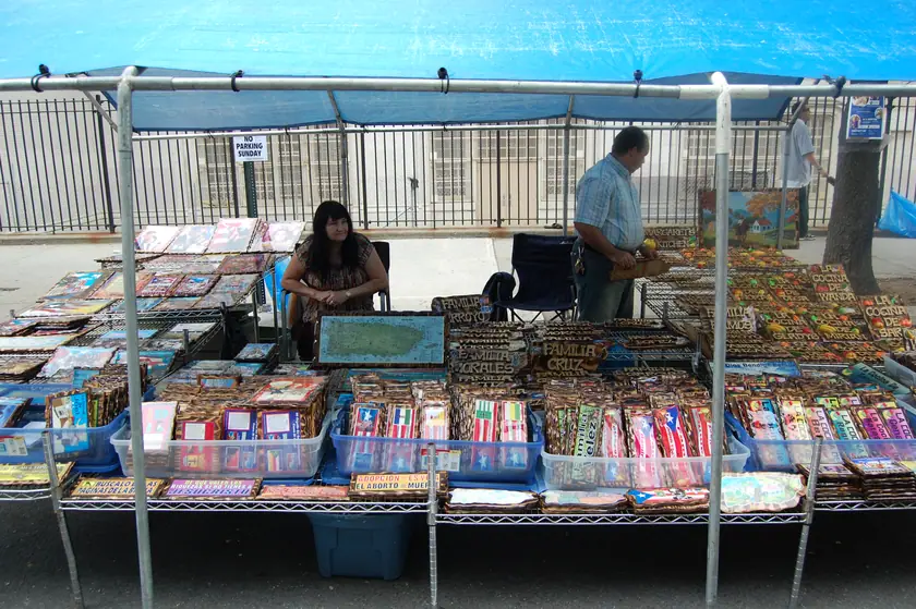 Dulces y juguetes junto a la acera
