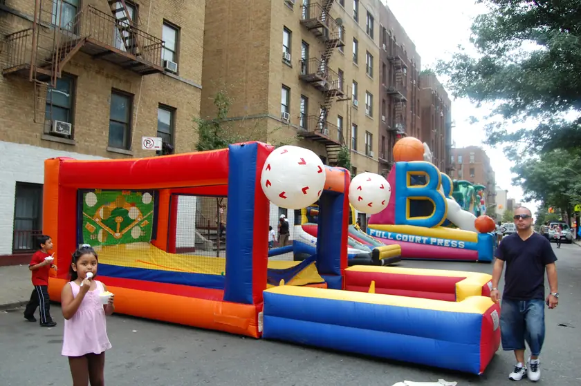 Un helado junto a la cancha inflable