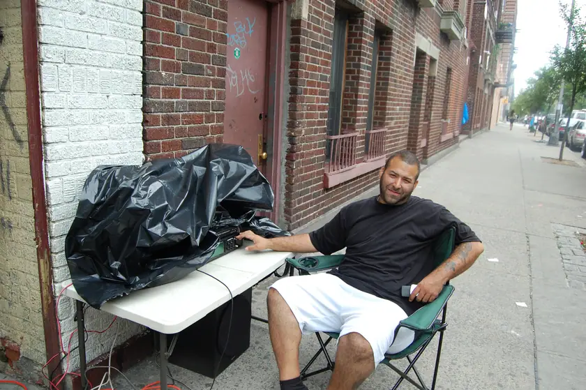 Un voluntario toma un descanso