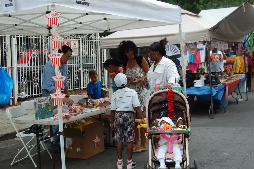 Familias recorriendo los puestos