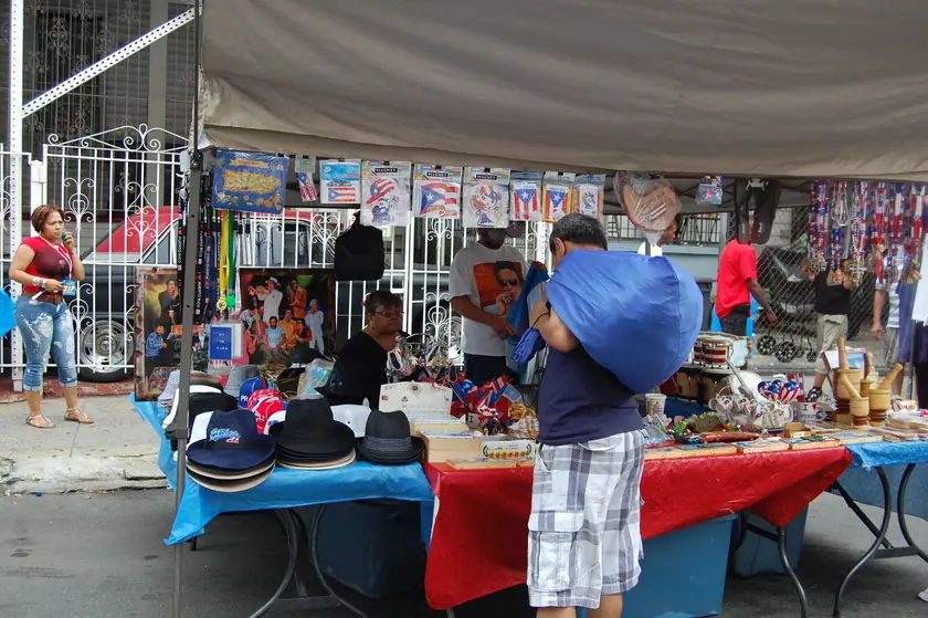 El puesto de sombreros a plena actividad
