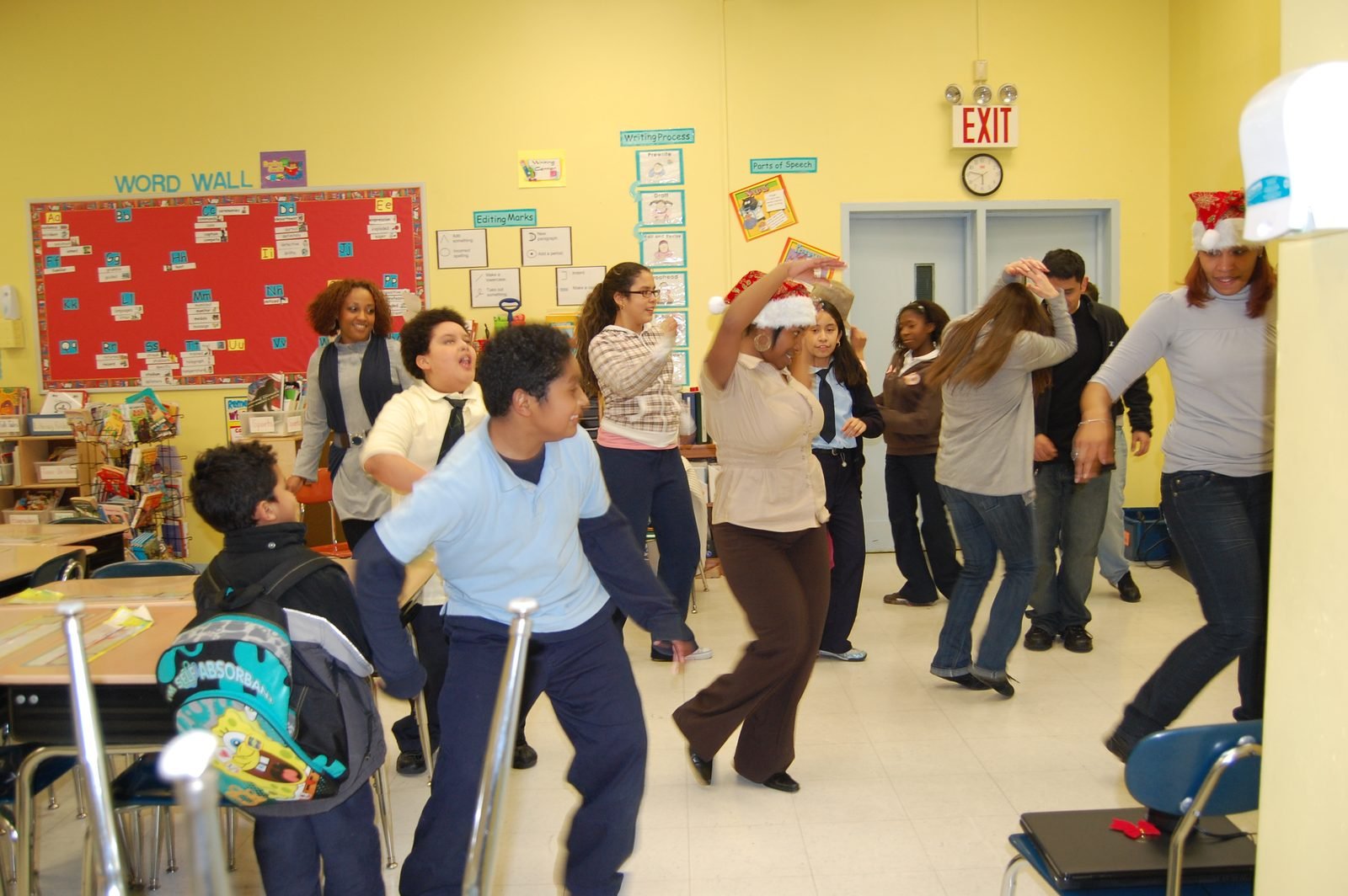 Mentores y mentoreados participan en una sesión grupal en un aula de BOOM.