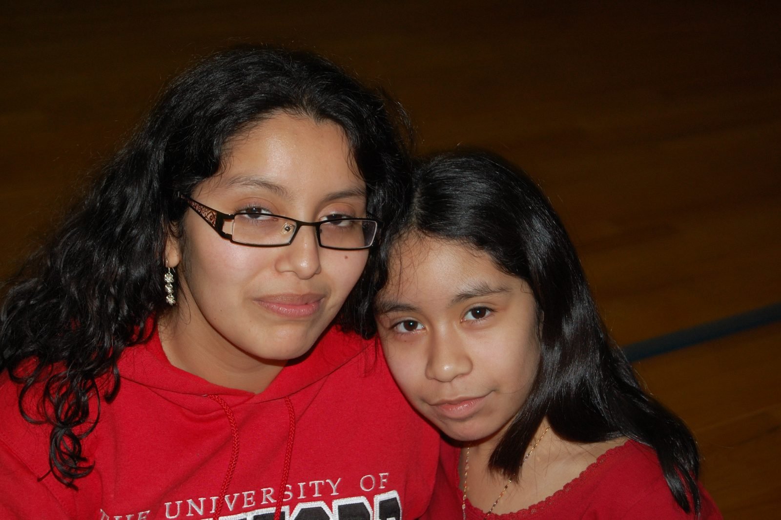 Dos mentoreadas adolescentes posan muy juntas en un evento de BOOM.