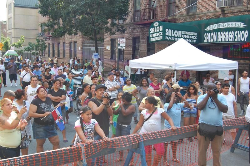 Un concurrido festival callejero del Bronx con carpas de vendedores a lo largo de la calle.