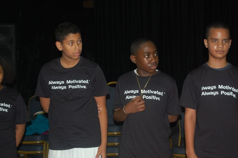 Tres mentoreados de BOOM con camisetas del programa que dicen Always Motivated, Always Positive.