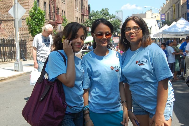 Integrantes del equipo de difusión de ALANY en una calle del Bronx durante una campaña comunitaria.